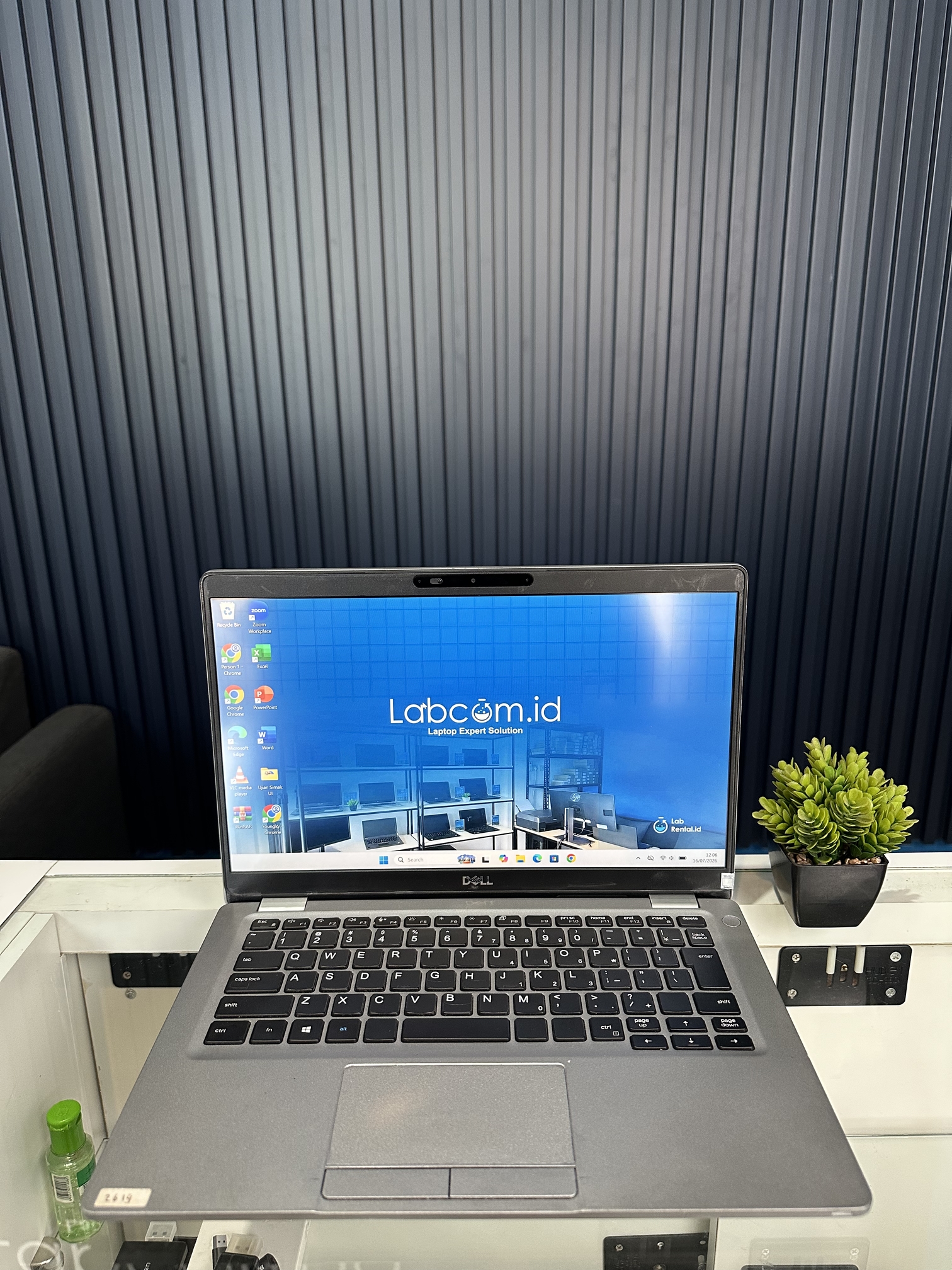 Dell Latitude 5310 Prosesor Intel Core i5-10310U up to 4.4 GHz RAM 8 GB DDR4 up to 32 GB (2 Slot) 2667 MHz SSD 256 GB NVMe VGA Intel UHD Graphics 620 13.3" FHD Win 11